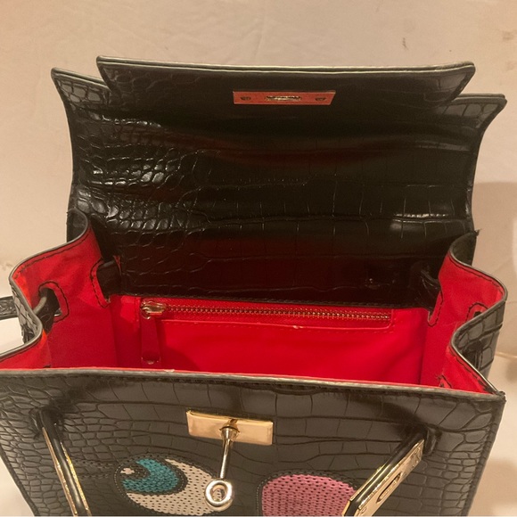 “DESIGNER INSPIRED” Sequin Eyes Black Faux Croc Crossbody Handled Purse. - Picture 8 of 9